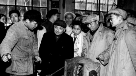 同志视察上海电机厂